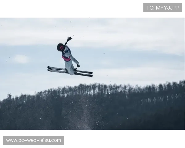 自由式滑雪女子雪上技巧：美国小将伊丽莎白·莱姆利爆冷摘生涯首金